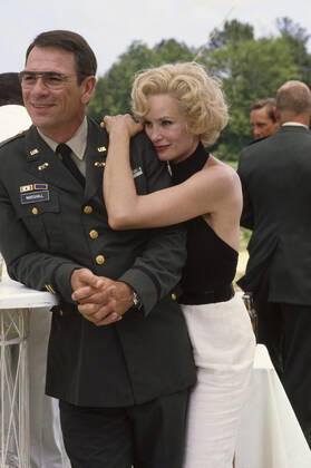 Tommy Lee Jones & Jessica Lange Characters: Maj. Henry Hank Marshall, Carly Marshall Film: Blue Sky (USA 1994) Director: Tony Richardson 24 August 1994 Copyright: MaryxEvansxAFxArchivexOrionxPictures 12553411 editorial use only