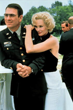 Tommy Lee Jones & Jessica Lange Characters: Maj. Henry Hank Marshall,Carly Marshall Film: Blue Sky (USA 1994) Director: Tony Richardson 24 August 1994 Copyright: MaryxEvansxAFxArchivexOrionxPictures 12565495 editorial use only