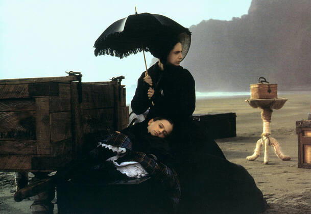 Anna Paquin & Holly Hunter Characters: Flora McGrath & Ada McGrath Film: The Piano (AUS Z FR 1993) Director: Jane Campion 15 May 1993 Copyright: MaryxEvansxAFxArchivexJanxChapmanxProductions 12565940 editorial use only