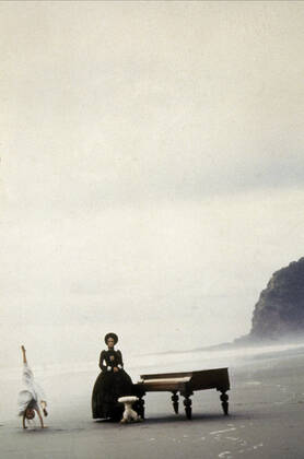 Anna Paquin & Holly Hunter Characters: Flora McGrath & Ada McGrath Film: The Piano (AUS Z FR 1993) Director: Jane Campion 15 May 1993 Copyright: MaryxEvansxAFxArchivexJanxChapmanxProductions 12565942 editorial use only