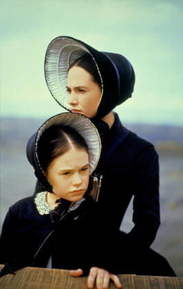 Anna Paquin & Holly Hunter Characters: Flora McGrath & Ada McGrath Film: The Piano (AUS Z FR 1993) Director: Jane Campion 15 May 1993 Copyright: MaryxEvansxAFxArchivexJanxChapmanxProductions 12565945 editorial use only