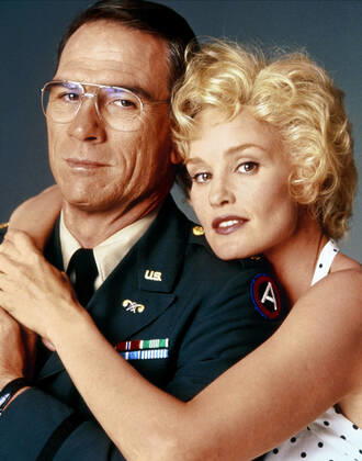 Tommy Lee Jones & Jessica Lange Characters: Maj. Henry Hank Marshall, Carly Marshall Film: Blue Sky (USA 1994) Director: Tony Richardson 24 August 1994 Operation Blue Sky (Blue Sky, USA 1994, Regie: Tony Richardson) Tommy Lee Jones, Jessica Lange Mann, Frau, Paar, Soldat, US-Army, Offizier, Uniform, Abzeichen ------- WICHTIG: Nutzung nur bei Filmtitelnennung und oder in Zusammenhang mit Berichterstattung ?©ber diesen Film --- IMPORTANT: To be used solely for coverage of this specific motion picture tv programme Copyright: MaryxEvansxAFxArchivexOrionxPictures 12572628 editorial use only
