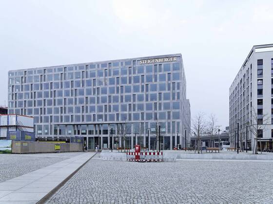 DEU, Deutschland, Berlin, 17.03.2015: Steigenberger-Hotels werden nach China verkauft. Das Steigenberger Hotel am Kanzleramt zählt zu den Vorzeigeobjekten der der Deutsche Hospitality (vormals Steigenberger Hotel Group). Über eine Tochterfirma will die chinesische Huazhu Group Limited die Hotelkette Deutsche Hospitality übernehmen.