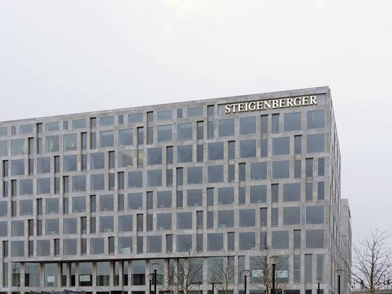 DEU, Deutschland, Berlin, 17.03.2015: Steigenberger-Hotels werden nach China verkauft. Das Steigenberger Hotel am Kanzleramt zählt zu den Vorzeigeobjekten der der Deutsche Hospitality (vormals Steigenberger Hotel Group). Über eine Tochterfirma will die chinesische Huazhu Group Limited die Hotelkette Deutsche Hospitality übernehmen.