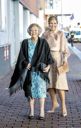 Bilder des Jahres 2019, Entertainment 11 November Entertainment Themen der Woche KW45 Entertainment Bilder des Tages 04-11-2019 Amsterdam Queen Máxima and Princess Beatrix arriving for the Prins Bernhard Cultuurfonds Prijs 2019 to the Hollandsche Molen Association, the association is the authority in the field of milling in the Netherlands, at the Muziekgebouw aan ’t IJ in Amsterdam. The Cultuurfonds awarded this oeuvre prize of 150.000 euro annually to a person or institution with a large track record in the field of culture, nature or science in the Netherlands.  Copyright: xPPEx