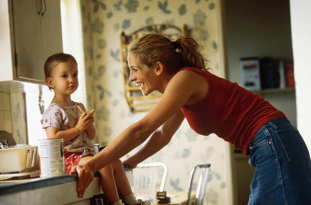 OSCARS. Beste Hauptdarstellerin. Preisträgerinnen 2001-2010 Gemmenne De La Pena & Julia Roberts Characters: & Erin Brockovich Film: Erin Brockovich (USA 2000) Director: Steven Soderbergh 14 March 2000 Erin (Erin Brokovich, USA 2000) Gemmenne de la Pena, Julia Roberts Cinetext Bildarchiv  Copyright: MaryxEvansxAFxArchivexUniversal 12601894 editorial use only
