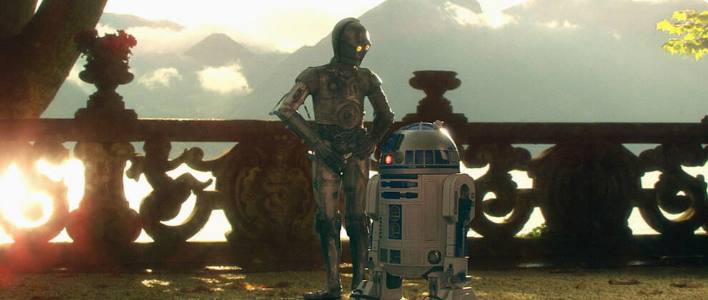 Anthony Daniels & Kenny Baker Characters: C-3PO & R2-D2 Film: Star Wars: Episode Ii - Attack Of The Clones (USA 2002) Director: George Lucas 16 May 2002 Copyright: MaryxEvansxAFxArchivexLucasfilm 12624715 editorial use only