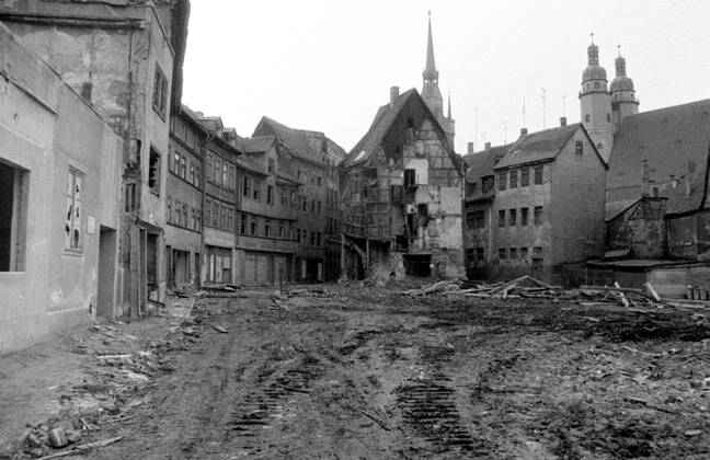 Geschichte Das Graseweghaus sollte 1976 abgerissen werden. 1985 kam der Abrissstop man wollte sanieren. Aber selbst die beschlossene Sanierung bedeutete noch nicht die Rettung des Denkmals: Weil sich 1985 die Bauarbeiter weigerten, das nur noch vom Fachwerk gehaltene Haus zu betreten, legten unter anderemWeil sich die Bauarbeiter weigerten, das Haus aus Sicherheitsgründen zu betreten und es abreißen wollten, legten der damalige Stadtarchitekt Wulff Brandstätter und einige weitere engagierte Hallenser selbst Hand an, sicherten das Haus ab und erhielten es so für die Nachwelt. Die Hallenser nahmen den Stadtarchiteken übel das er selbst nach der Sanierung in das Haus einzog. Der Graseweg, eine alte enge Straße in Halle an dem uralten Hallmarkt, empfing seinen Namen von dem Grashof, einer der ältesten Verschanzungen der