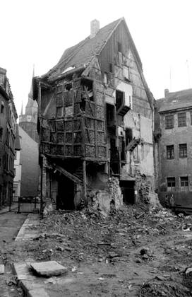 Geschichte Das Graseweghaus sollte 1976 abgerissen werden. 1985 kam der Abrissstop man wollte sanieren. Aber selbst die beschlossene Sanierung bedeutete noch nicht die Rettung des Denkmals: Weil sich 1985 die Bauarbeiter weigerten, das nur noch vom Fachwerk gehaltene Haus zu betreten, legten unter anderemWeil sich die Bauarbeiter weigerten, das Haus aus Sicherheitsgründen zu betreten und es abreißen wollten, legten der damalige Stadtarchitekt Wulff Brandstätter und einige weitere engagierte Hallenser selbst Hand an, sicherten das Haus ab und erhielten es so für die Nachwelt. Die Hallenser nahmen den Stadtarchiteken übel das er selbst nach der Sanierung in das Haus einzog. Der Graseweg, eine alte enge Straße in Halle an dem uralten Hallmarkt, empfing seinen Namen von dem Grashof, einer der ältesten Verschanzungen der