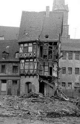 Geschichte Das Graseweghaus sollte 1976 abgerissen werden. 1985 kam der Abrissstop man wollte sanieren. Aber selbst die beschlossene Sanierung bedeutete noch nicht die Rettung des Denkmals: Weil sich 1985 die Bauarbeiter weigerten, das nur noch vom Fachwerk gehaltene Haus zu betreten, legten unter anderemWeil sich die Bauarbeiter weigerten, das Haus aus Sicherheitsgründen zu betreten und es abreißen wollten, legten der damalige Stadtarchitekt Wulff Brandstätter und einige weitere engagierte Hallenser selbst Hand an, sicherten das Haus ab und erhielten es so für die Nachwelt. Die Hallenser nahmen den Stadtarchiteken übel das er selbst nach der Sanierung in das Haus einzog. Der Graseweg, eine alte enge Straße in Halle an dem uralten Hallmarkt, empfing seinen Namen von dem Grashof, einer der ältesten Verschanzungen der