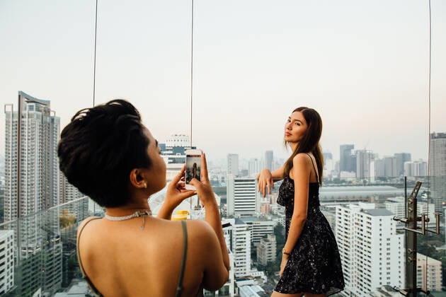 IMAGO Creative: Ende des Sommers Woman Poses for Photo on Rooftop Thailand, Bangkok, Bangkok CR_JABUWS190924B-201213-01