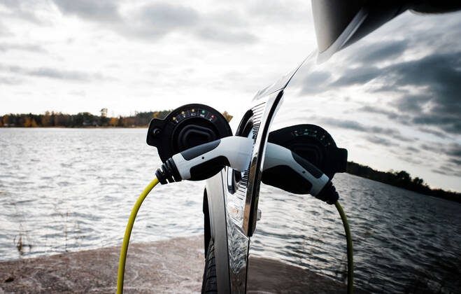 IMAGO Creative: Corporate: Klimaschutz, Digitalisierung und Urbanisierung Mini electric car charging socket and lead by the beach Sweden, Stockholm County, Norrtälje CR_RABE191029-229696-01