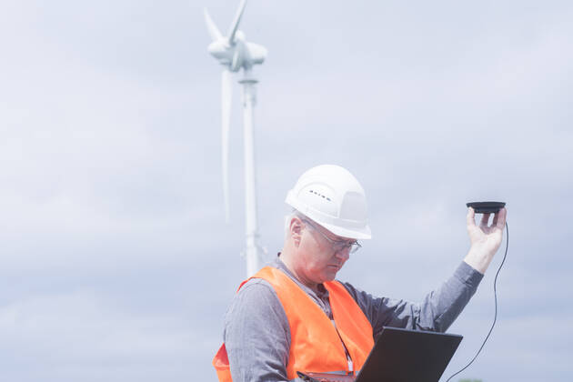IMAGO Creative: Corporate: Klimaschutz, Digitalisierung und Urbanisierung older energy engineer in front of a windmill Germany, Lower Saxony, Hanover CR_SIGO191008A-219866-01