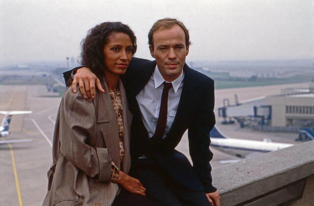Duett in Bonn, Fernsehserie, Deutschland 1987, Folge Das Tor zur Glückseligkeit , Darsteller: Karin Boyd, Heiner Lauterbach Copyright: KPA Nur redaktionelle Nutzung. Editorial usage only. UnitedArchives55001795 !ACHTUNG AUFNAHMEDATUM GESCHÄTZT!