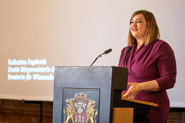 Verleihung Hamburger Wissenschaftspreis 2019 im Rathaus durch die Akademie der Wissenschaften Hamburg an Dr. Jutta Gärtner - Wissenschaftssenatorin Katharina Fegebank hält die Begrüssungsrede;Verleihung Hamburger Wissenschaftspreis 2019 im Rathaus durch die Akademie der Wissenschaften Hamburg an Dr. Jutta Gärtner -,