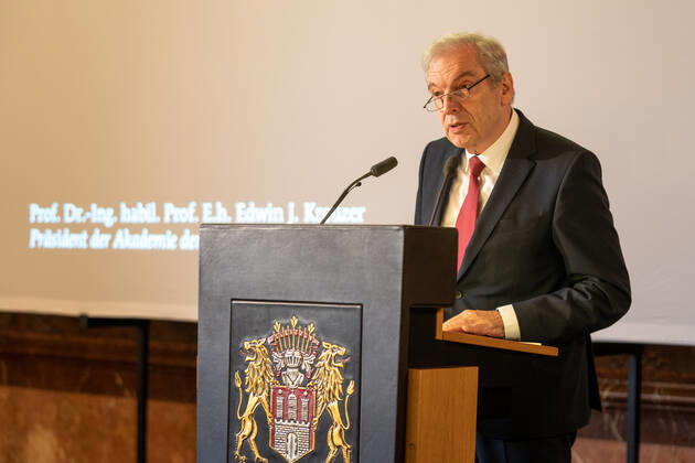 Verleihung Hamburger Wissenschaftspreis 2019 im Rathaus durch die Akademie der Wissenschaften Hamburg an Dr. Jutta Gärtner - Prof. Dr. Edwin J. Kreuzer, Präsident der Akademie der Wissenschaften, spricht zu den Anwesenden;Verleihung Hamburger Wissenschaftspreis 2019 im Rathaus durch die Akademie der Wissenschaften Hamburg an Dr. Jutta Gärtner -,