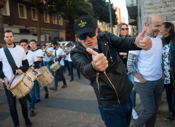 Bilder des Jahres 2019, Entertainment 11 November Entertainment Themen der Woche KW45 Entertainment Bilder des Tages November 9, 2019, Malaga, Spain: Spanish actor and director Antonio Banderas is seen giving the thumbs-up during a promotional parade of A Chorus Line musical directed by Spanish actor and director Antonio Banderas, ahead the premiere at the Soho Caixabank theatre on 15 November 2019. . A Chorus Line is the new musical of Antonio Banderas about a group of dancers from Broadway that take part in a musical choir. Malaga Spain - ZUMAs197 20191109_zaa_s197_021 Copyright: xJesusxMeridax