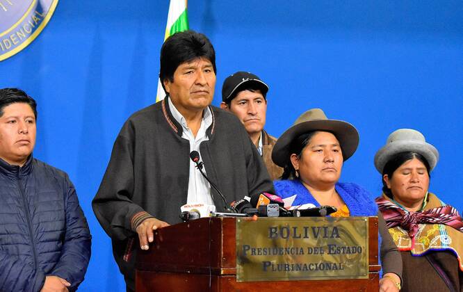 Bilder des Jahres 2019, News 11 November News Themen der Woche KW45 News Bilder des Tages Bolivian President Evo Morales fives a statement in El Alto, Bolivia, 10 November 2019. Morales announced the call for new general elections, following the report of the Organization of American States (OAS) that recommends the repetition of the first round of the elections held on October 20. He also assured that the new appointment with the polls will be held with a renewed electoral body, before the allegations of fraud in the first round of which the current one is accused. Evo Morales announces new elections in Bolivia after the OAS report !ACHTUNG: NUR REDAKTIONELLE NUTZUNG! Copyright: xStringerx AME2604 20191110-637090034228398064