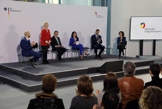 Ahmad Mansour, Petra Roth, Frank-Jürgen Weise, Linda Zervakis, Sami Khedira, Fußballspieler, Prof. Dr, Naika Foroutan, Deutschland, Berlin, Bundeskanzleramt, Teilnahme der BK’in an der Veranstaltung zur Verleihung des Nationalen Integrationspreises, 11.11.2019