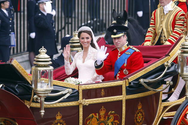 Prince William & Princess Catherine, Duke and Duchess of Cambridge, leaving Westminster Abbey, London, in the Royal Carriage after their wedding. Copyright: MaryxEvansxAllstarxKurtxKreiger 12024872