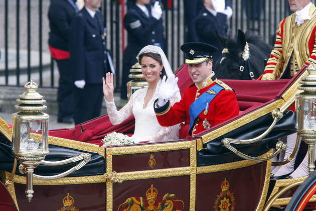 Prince William & Princess Catherine, Duke and Duchess of Cambridge, leaving Westminster Abbey, London, in the Royal Carriage after their wedding. Copyright: MaryxEvansxAllstarxKurtxKreiger 12024873