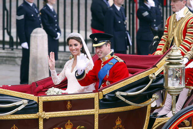 Prince William & Princess Catherine, Duke and Duchess of Cambridge, leaving Westminster Abbey, London, in the Royal Carriage after their wedding. Copyright: MaryxEvansxAllstarxKurtxKreiger 12024875