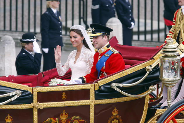 Prince William & Princess Catherine, Duke and Duchess of Cambridge, leaving Westminster Abbey, London, in the Royal Carriage after their wedding. Copyright: MaryxEvansxAllstarxKurtxKreiger 12024876