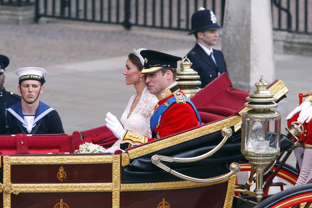 Prince William & Princess Catherine, Duke and Duchess of Cambridge, leaving Westminster Abbey, London, in the Royal Carriage after their wedding. Copyright: MaryxEvansxAllstarxKurtxKreiger 12024877