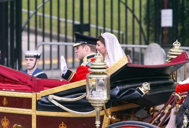 Prince William & Princess Catherine, Duke and Duchess of Cambridge, leaving Westminster Abbey, London, in the Royal Carriage after their wedding. Copyright: MaryxEvansxAllstarxKurtxKreiger 12024878