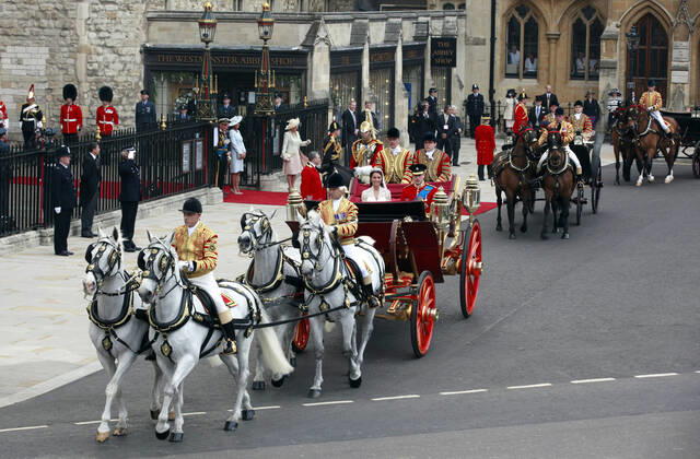 Prince William & Princess Catherine, Duke and Duchess of Cambridge, leaving Westminster Abbey, London, in the Royal Carriage after their wedding. Copyright: MaryxEvansxAllstarxKurtxKreiger 12024882