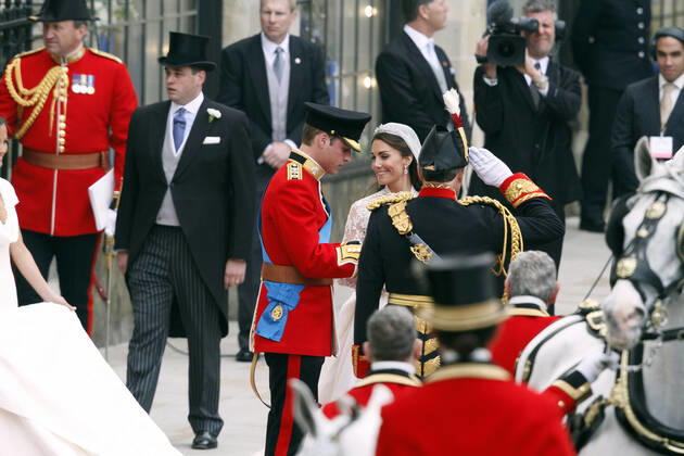 Prince William & Princess Catherine, Duke and Duchess of Cambridge, outside Westminster Abbey, London, after their wedding. Copyright: MaryxEvansxAllstarxKurtxKreiger 12024884