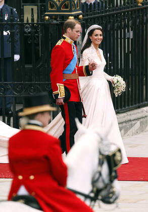 Prince William & Princess Catherine, Duke and Duchess of Cambridge, leaving Westminster Abbey, London, after their wedding. Copyright: MaryxEvansxAllstarxKurtxKreiger 12024885