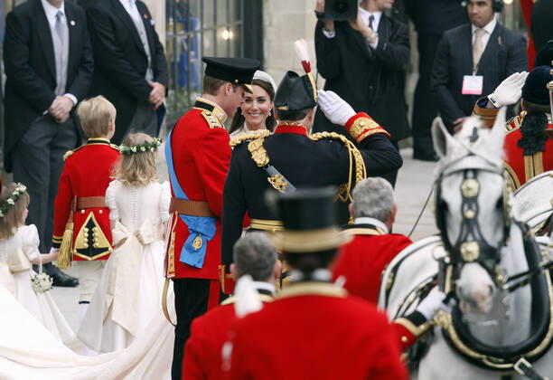 Prince William & Princess Catherine, Duke and Duchess of Cambridge, outside Westminster Abbey, London, after their wedding. Copyright: MaryxEvansxAllstarxKurtxKreiger 12024886