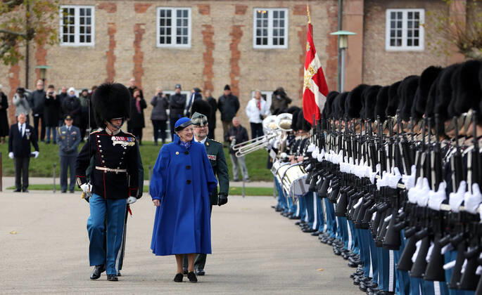 Bilder des Jahres 2019, Entertainment 11 November Entertainment Themen der Woche KW46 Entertainment Bilder des Tages 13-11-2019 Denmark Queen Margrethe attends the Queen s Clock Parade at the Royal Life Guard and hands over the Queen s Clock . After a period of service in the Livgarden, the guard company appoints the best guards of the period. At the parade, the Queen hands a watch to the guard, who is honored to have been a good friend and a capable soldier Copyright: xPPEx
