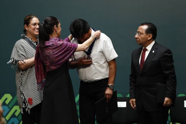 The Former President of Bolivia Evo Morales (C) receive from the head of the Government of Mexico City, Claudia Sheinbaum (2L), the Distinguished Guest during a ceremony, in Mexico City, Mexico, 13 November 2019. The ceremony, which took place practically 24 hours after the arrival in the Mexican capital, was led by the head of government of Mexico City Claudia Sheinbaum. Evo receives distinction from Mexico City and asks for dialogue to pacify Bolivia !ACHTUNG: NUR REDAKTIONELLE NUTZUNG!  Copyright: xJosexMendezx MEX8670 20191113-637092799892467912
