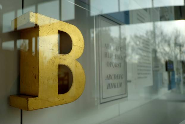 Leipzig. 13 NOV 2019. Dickes goldenes B. Detail in: Deutsches Buch- und Schriftmuseum der Deutschen Nationalbibliothek. 1884 als Deutsches Buchgewerbemuseum in Leipzig gegründet. Dauerausstellung: Zeichen - Bücher - Netze: Von der Keilschrift zum Binärcode. LEIPZIG. Deutsches Buch- und Schriftmuseum. Copyright: Priller&MAUG PRM223700X