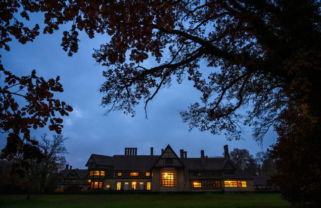 Potsdam Landeshauptstadt Brandenburg 17.11.2019 Schloss CECILIENHOF Neuer Garten Potsdam Blick vom Jungfernsee Gebäudeensemble im englischen Landhausstil, entstand in den Jahren 1913 1917 nach Plänen des Architekten Paul Schultze-Naumburg. Es liegt im nördlichen Teil des Neuen Gartens in Potsdam, unweit vom Ufer des Jungfernsees.Weltgeschichtlich bekannt wurde Cecilienhof als Ort der Potsdamer Konferenz vom 17. Juli bis 2. August 1945. Im Ehrenhof befindet sich seither auf der Rasenfläche ein gut sichtbarer Stern aus roten Blumen, den erstmals sowjetische Soldaten angelegt hatten copyright camera4 Eberhard Thonfeld