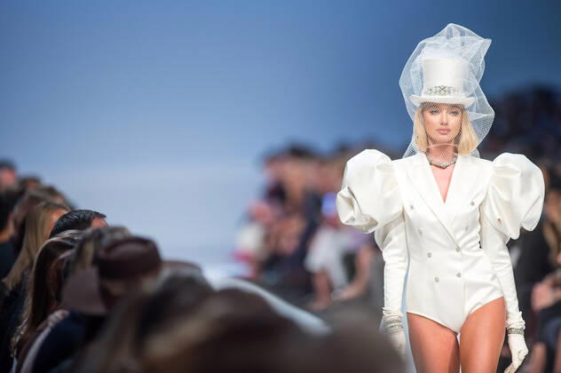 Bilder des Jahres 2019, Entertainment 11 November Entertainment Bilder des Tages (191121) -- VILNIUS, Nov. 21, 2019 -- A model presents a creation by Lithuanian designer Juozas Statkevicius during the 2020 Spring Summer Collection fashion show in Vilnius, Lithuania, Nov. 20, 2019. (Photo by Alfredas Pliadis Xinhua) LITHUANIA-VILNIUS-FASHION SHOW AxErfuleidasi¡¤puliyadisi 