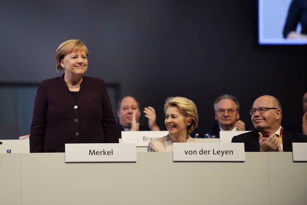 Bilder des Jahres 2019, News 11 November News Themen der Woche 32. Parteitag Christlich Demokratische Union Deutschlands (CDU), Leipzig (22.11.2019) Angela Merkel (Bundeskanzlerin der Bundesrepublik Deutschland, CDU) (li.) erhält Beifall beim CDU-Parteitag in Leipzig (22.11.2019). Es applaudieren u.a. Ursula von der Leyen (Praesidentin der Europaeischen Kommission und Stellvertretende Vorsitzende CDU) (Mitte) und Peter Altmaier (CDU, Bundesminister für Wirtschaft und Energie) (re.) Leipzig Deutschland Leipziger Messe