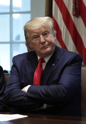 Bilder des Jahres 2019, News 11 November News Themen der Woche News Bilder des Tages United States President Donald J. Trump reacts during a meeting on youth vaping and the electronic cigarette epidemic in the Cabinet Room at the White House in Washington on November 22, 2019. Copyright: xGripasx xPoolxviaxCNPx xMediaPunchx