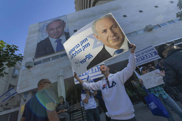 Bilder des Jahres 2019, News 11 November News Themen der Woche News Bilder des Tages Tel Aviv 22.11.2019: Demonstration zur Absetzung von Benjamin Bibi Netanjahu vor der Zentrale der Likud-Partei. Hier: Demonstraten für Netanjahu