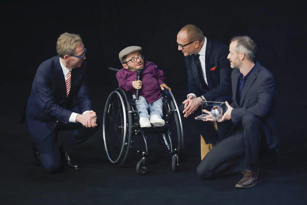 Bilder des Jahres 2019, Entertainment 11 November Entertainment Bilder des Tages 22.11.2019. Düsseldorf. Verleihung 12. Deutscher Nachhaltigkeitspreis. Ralf Krauthausen (mit Kopfbedeckung). Düsseldorf Hotoel Maritim Nordrhein-Westfalen Deutschland