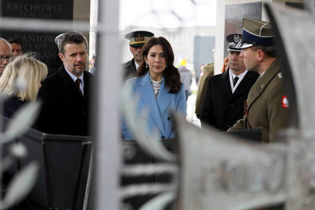Bilder des Jahres 2019, Entertainment 11 November Entertainment Themen der Woche KW48 Entertainment Bilder des Tages Denmark s Princely Couple in Poland Frederik, Crown Prince of Denmark with his wife Crown Prince of Denmark Mary lay flowers at The Tomb of the Unknown Soldier on November 25, 2019 during their official visit to Warsaw, Poland. EN_01404024_0089 