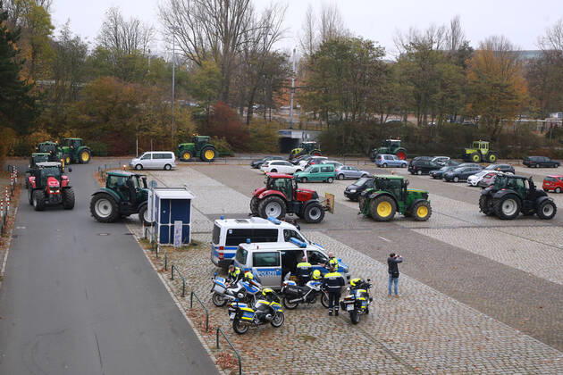 25.11. 2019 Dortmund Bauern aus NRW fahren mit ihren Treckern zu einer Demo nach Berlin. In Dortmund legten sie einen Zwischenstopp ein. Auf einem Parkplatz der Westfalenhallen versammelten sich hunterte Landwirte zu einer kurzen Zwischenkundgebung.