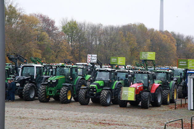 25.11. 2019 Dortmund Bauern aus NRW fahren mit ihren Treckern zu einer Demo nach Berlin. In Dortmund legten sie einen Zwischenstopp ein. Auf einem Parkplatz der Westfalenhallen versammelten sich hunterte Landwirte zu einer kurzen Zwischenkundgebung.