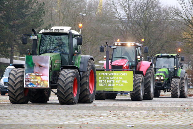 25.11. 2019 Dortmund Bauern aus NRW fahren mit ihren Treckern zu einer Demo nach Berlin. In Dortmund legten sie einen Zwischenstopp ein. Auf einem Parkplatz der Westfalenhallen versammelten sich hunterte Landwirte zu einer kurzen Zwischenkundgebung.