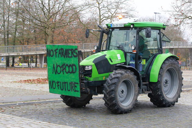 25.11. 2019 Dortmund Bauern aus NRW fahren mit ihren Treckern zu einer Demo nach Berlin. In Dortmund legten sie einen Zwischenstopp ein. Auf einem Parkplatz der Westfalenhallen versammelten sich hunterte Landwirte zu einer kurzen Zwischenkundgebung.