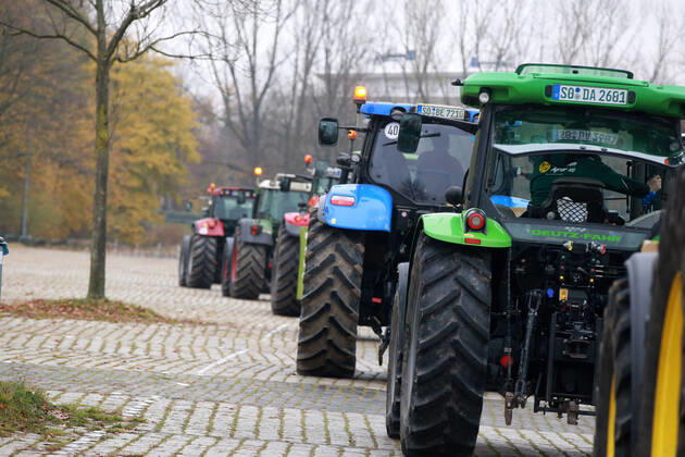 25.11. 2019 Dortmund Bauern aus NRW fahren mit ihren Treckern zu einer Demo nach Berlin. In Dortmund legten sie einen Zwischenstopp ein. Auf einem Parkplatz der Westfalenhallen versammelten sich hunterte Landwirte zu einer kurzen Zwischenkundgebung.