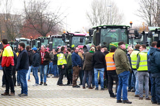 25.11. 2019 Dortmund Bauern aus NRW fahren mit ihren Treckern zu einer Demo nach Berlin. In Dortmund legten sie einen Zwischenstopp ein. Auf einem Parkplatz der Westfalenhallen versammelten sich hunterte Landwirte zu einer kurzen Zwischenkundgebung.