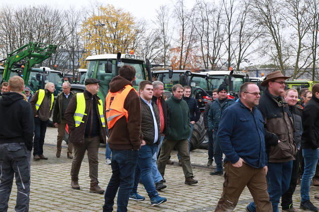 25.11. 2019 Dortmund Bauern aus NRW fahren mit ihren Treckern zu einer Demo nach Berlin. In Dortmund legten sie einen Zwischenstopp ein. Auf einem Parkplatz der Westfalenhallen versammelten sich hunterte Landwirte zu einer kurzen Zwischenkundgebung.